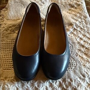 Naturalizers Sz 9 M  Women's Navy Leather Flats EUC